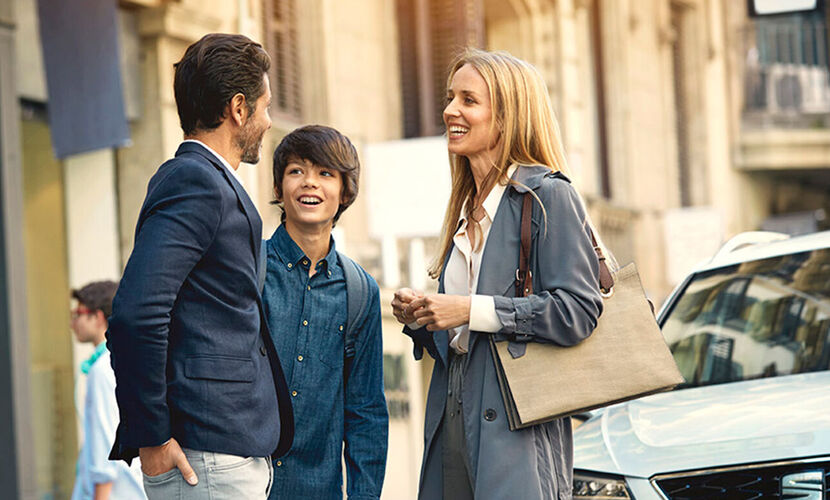 Mann, Frau und Kind stehen in der Stadt