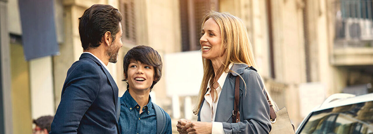 Mann, Frau und Kind stehen in der Stadt