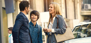 Mann, Frau und Kind stehen in der Stadt