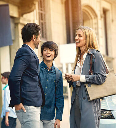 Mann, Frau und Kind stehen in der Stadt